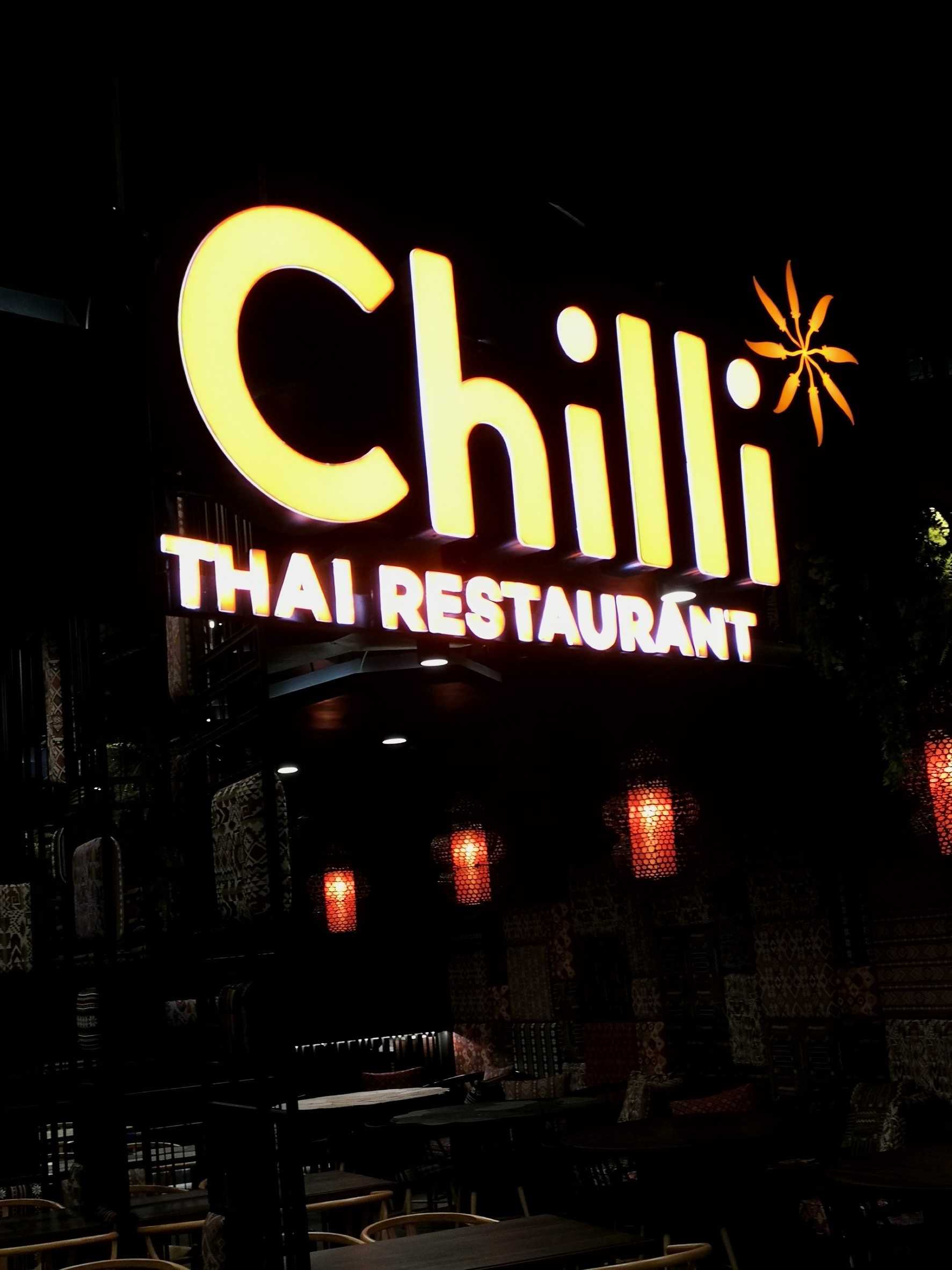 ป้ายอักษรไฟled ออกหน้าไม่มีคิว ติดสติ๊กเกอร์ ติดบนพื้นโลหะสีดำด้าน - ร้านอาหาร #Chilli ติดตั้งป้ายเซ็นทรัลภูเก็ต