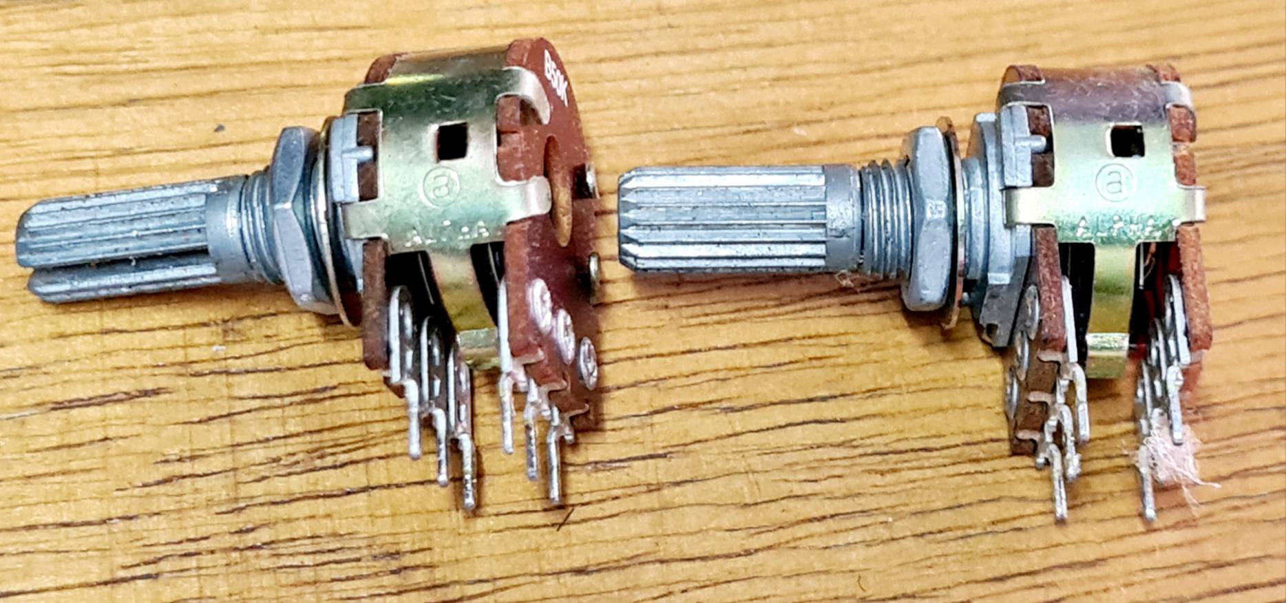 VR. B50K ALPHA / วอลลุ่ม B50K 6ขา 2ชั้น แกนยาว 20 มิล 10 ตัว ราคา 50 บาท