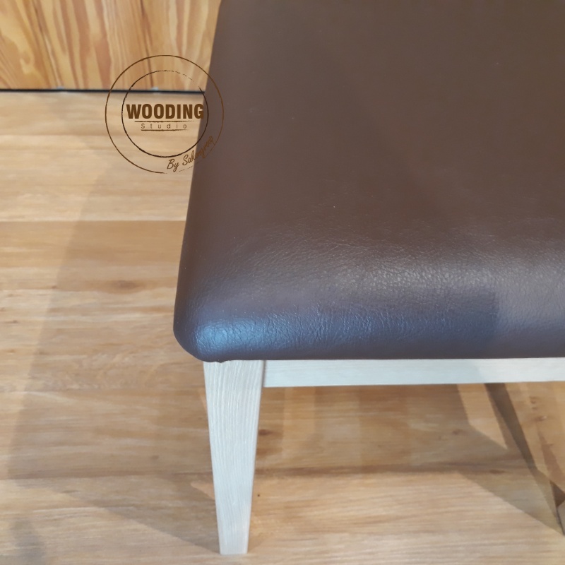 เก้าอี้ไม้สนหุ้มเบาะหนัง (J038-03)