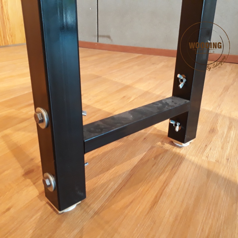 โต๊ะปรับระดับหน้าไม้สนโครงเหล็กสีดำ รูปตัวU (J006)