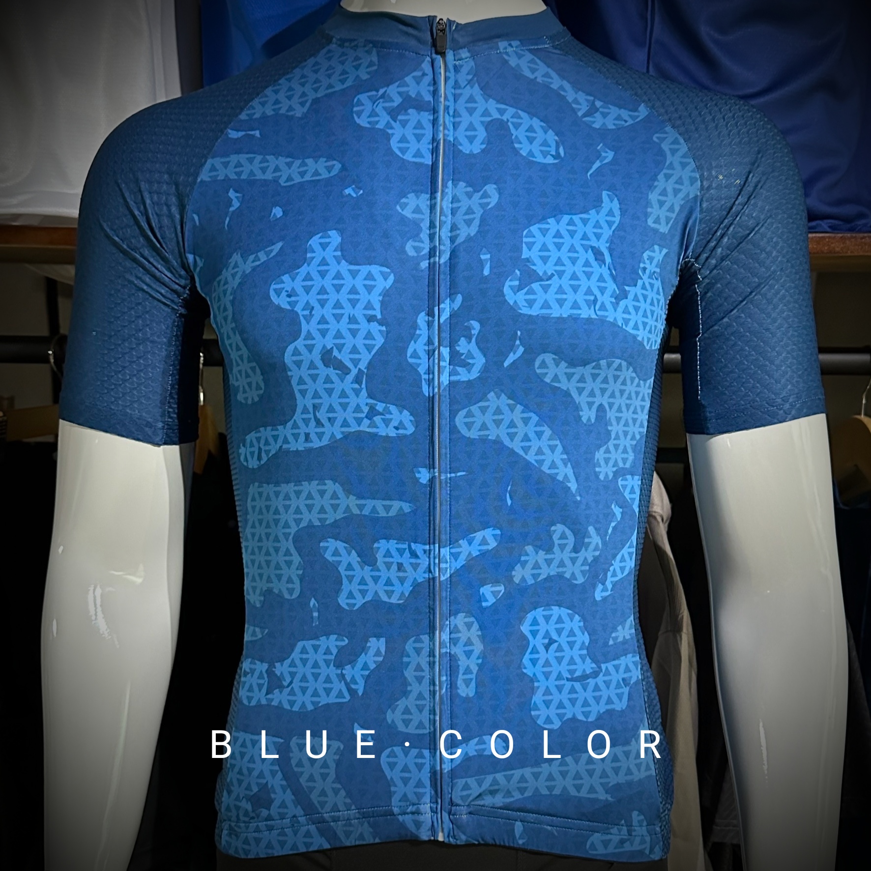 เสื้อปั่นจักรยาน Slim Fit รุ่นสีน้ำเงิน