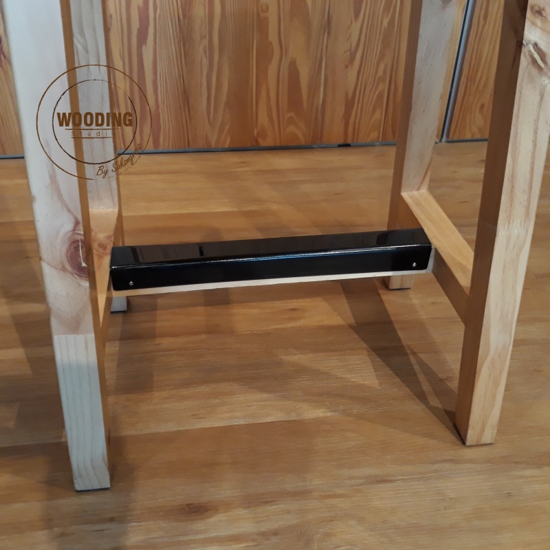 เก้าอี้ไม้สน (J038-02)