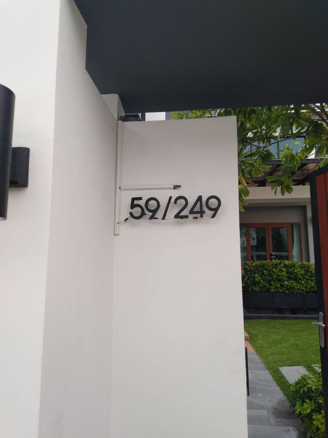 ตัวอักษรสแตนเลสแฮร์ไลน์ พ่นสีดำ ติดไฟออกหลังวอมไวท์ - บ้านเลขที่