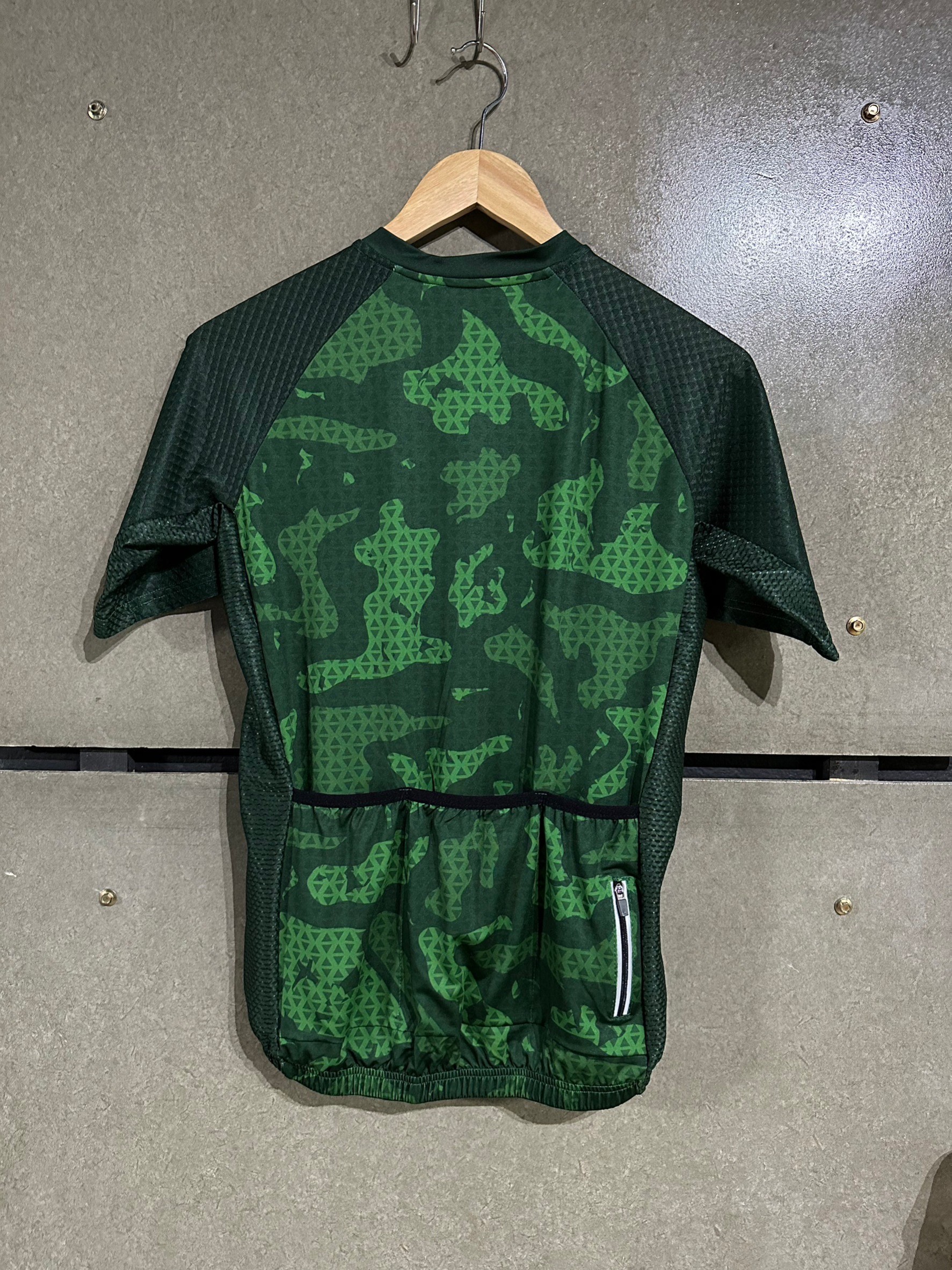 เสื้อปั่นจักรยาน Slim Fit รุ่นสีเขียว