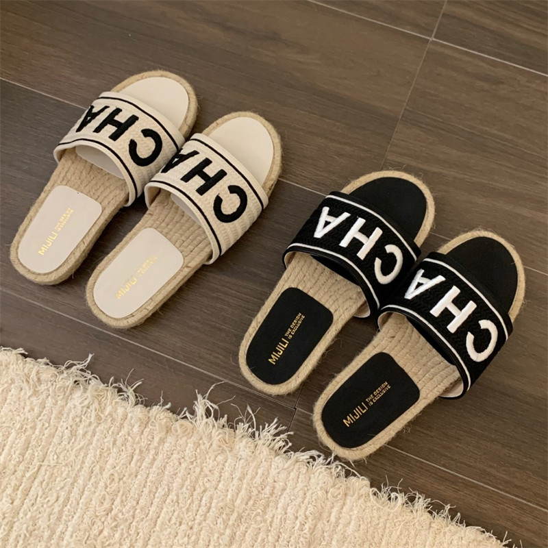 รองเท้าแฟชั่นผู้หญิงส้นเตี้ย ใส่สบาย มีขนาดให้สั่งซื้อ 35 36 37 38 39 40 สนใจทักแชท ฟรีค่าส่ง!