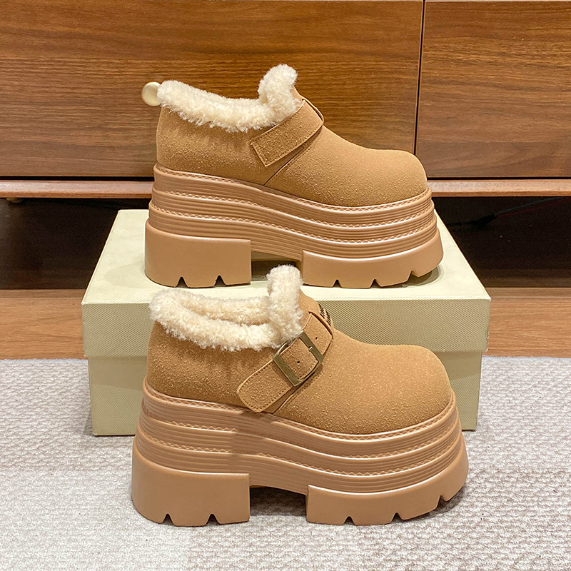 รองเท้าผ้าใบเสริมส้นสูง ไซต์35-39 สนใจทักแชท ฟรีค่าส่ง!