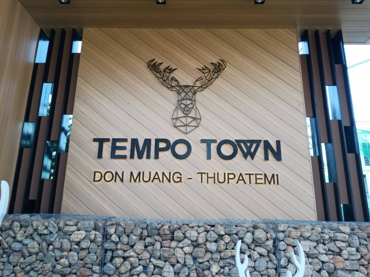 ป้ายตัวอักษรโลหะพ่นสีดำ