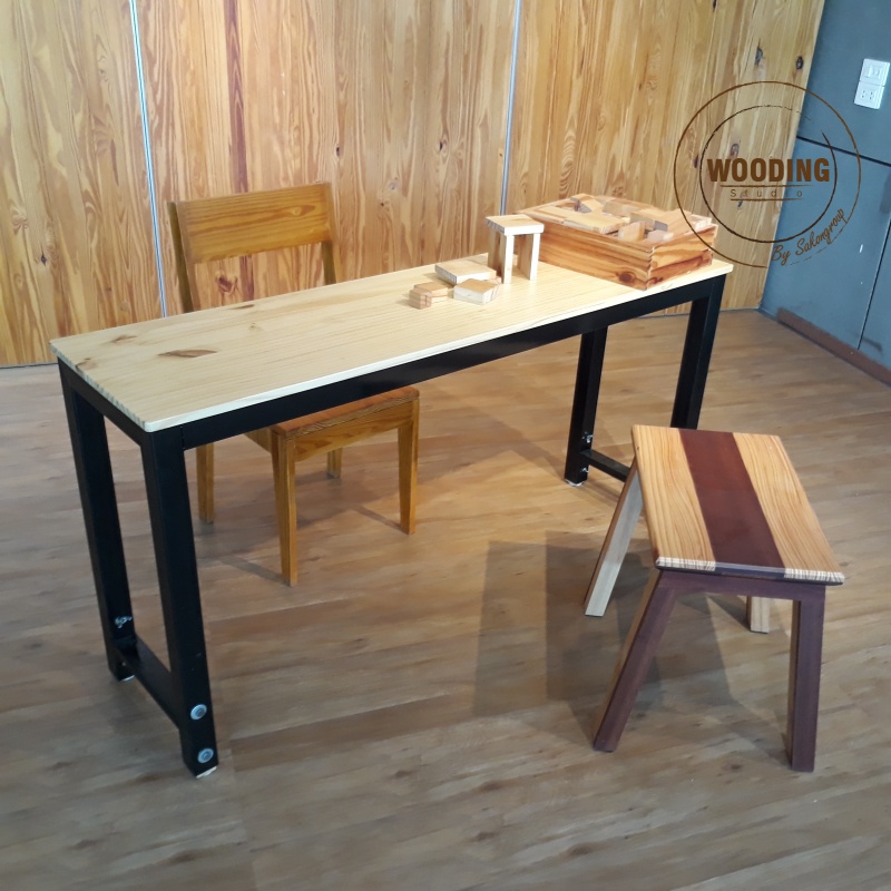 โต๊ะปรับระดับหน้าไม้สนโครงเหล็กสีดำ รูปตัวU (J006)