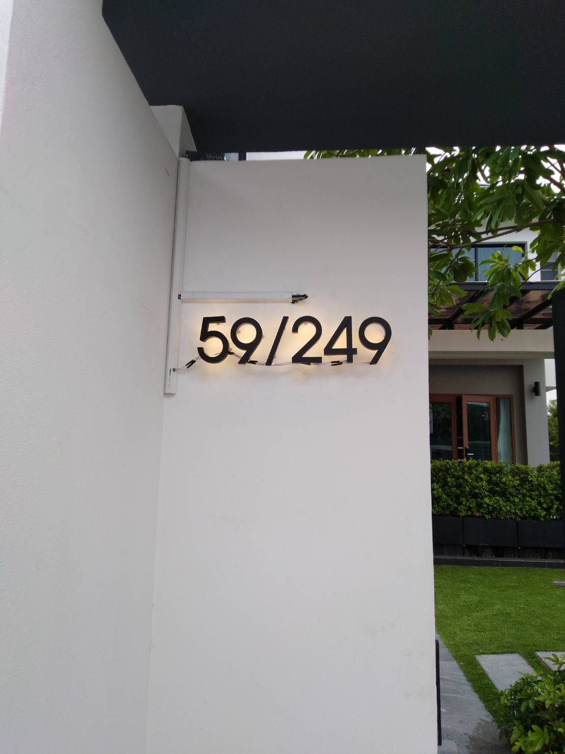 ตัวอักษรสแตนเลสแฮร์ไลน์ พ่นสีดำ ติดไฟออกหลังวอมไวท์ - บ้านเลขที่