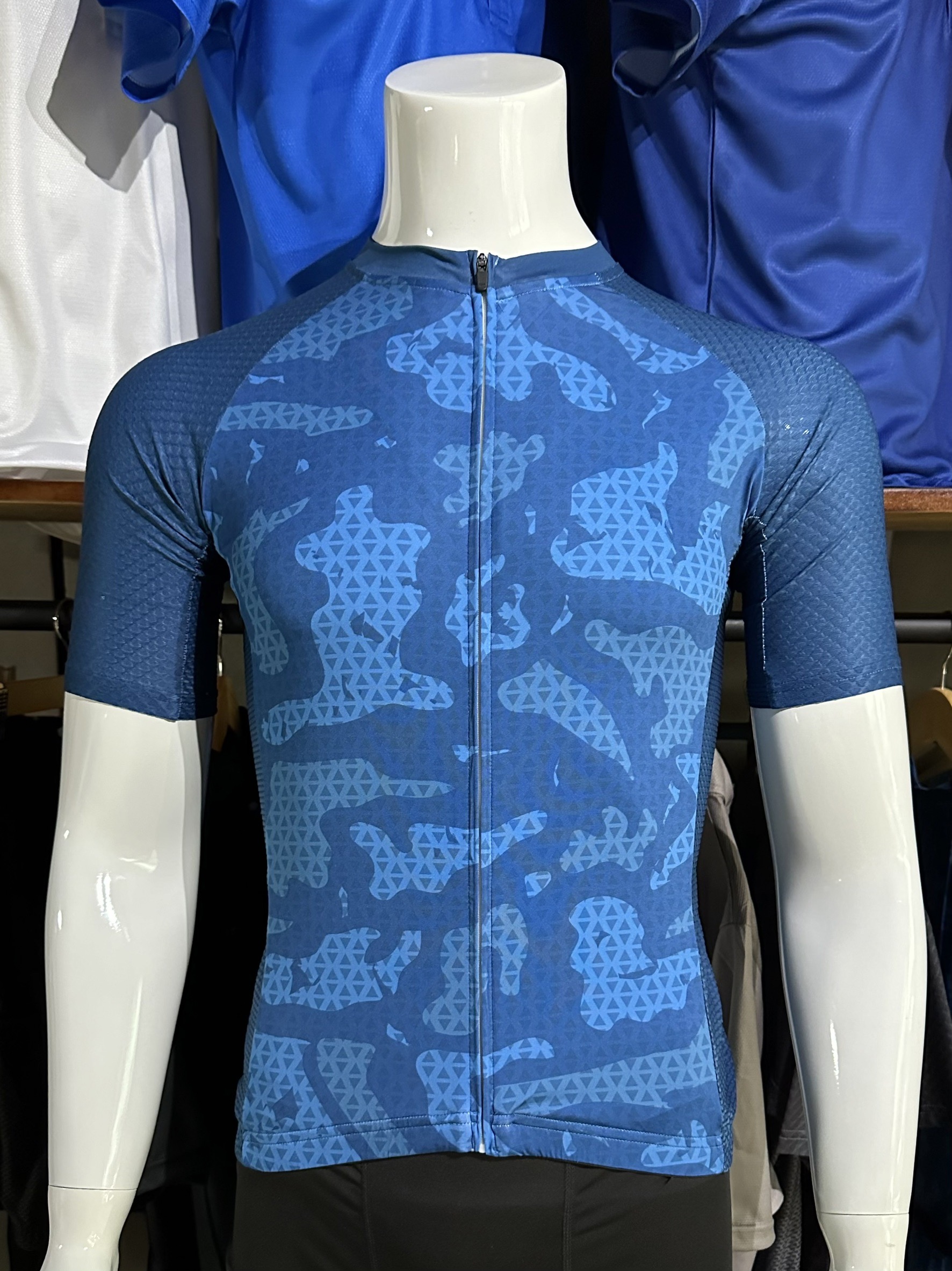 เสื้อปั่นจักรยาน Slim Fit รุ่นสีน้ำเงิน