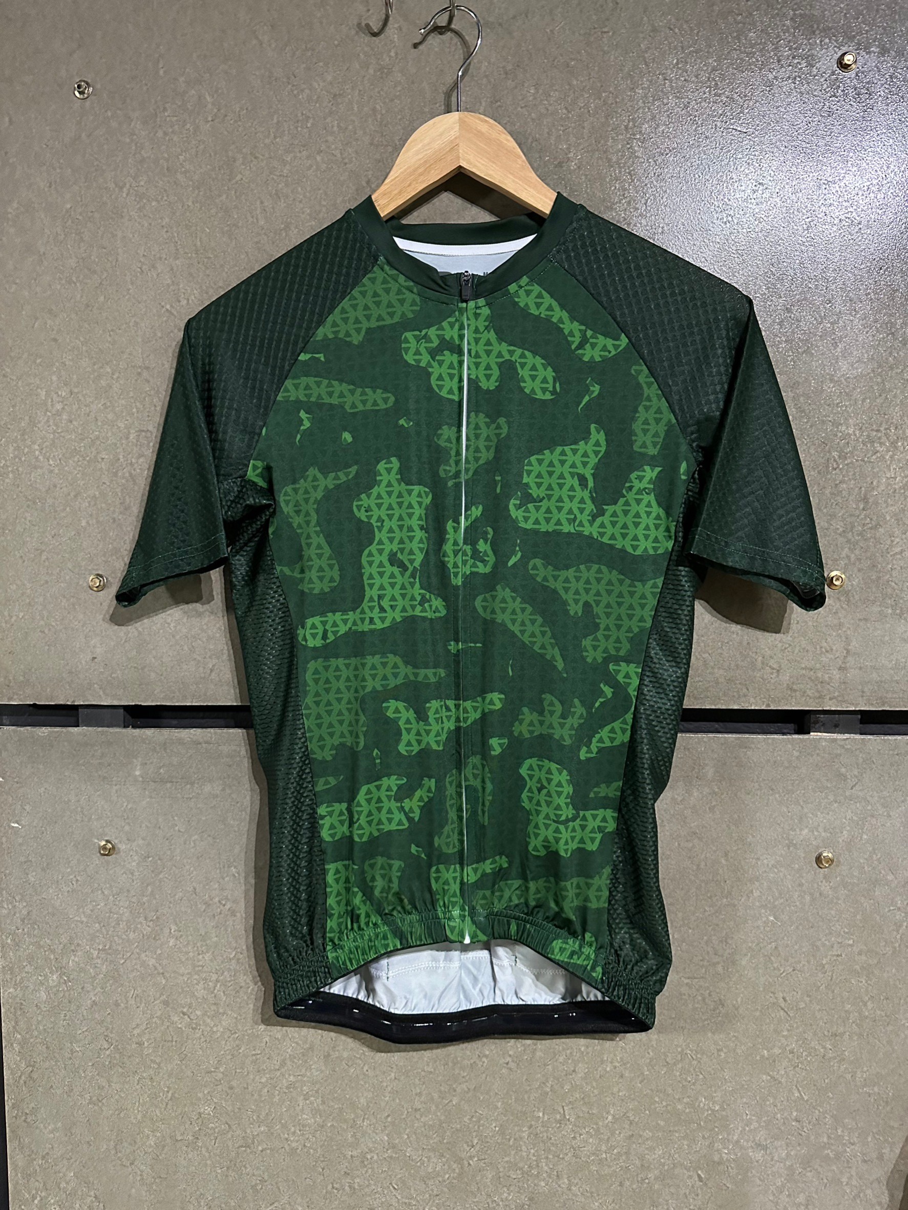 เสื้อปั่นจักรยาน Slim Fit รุ่นสีเขียว