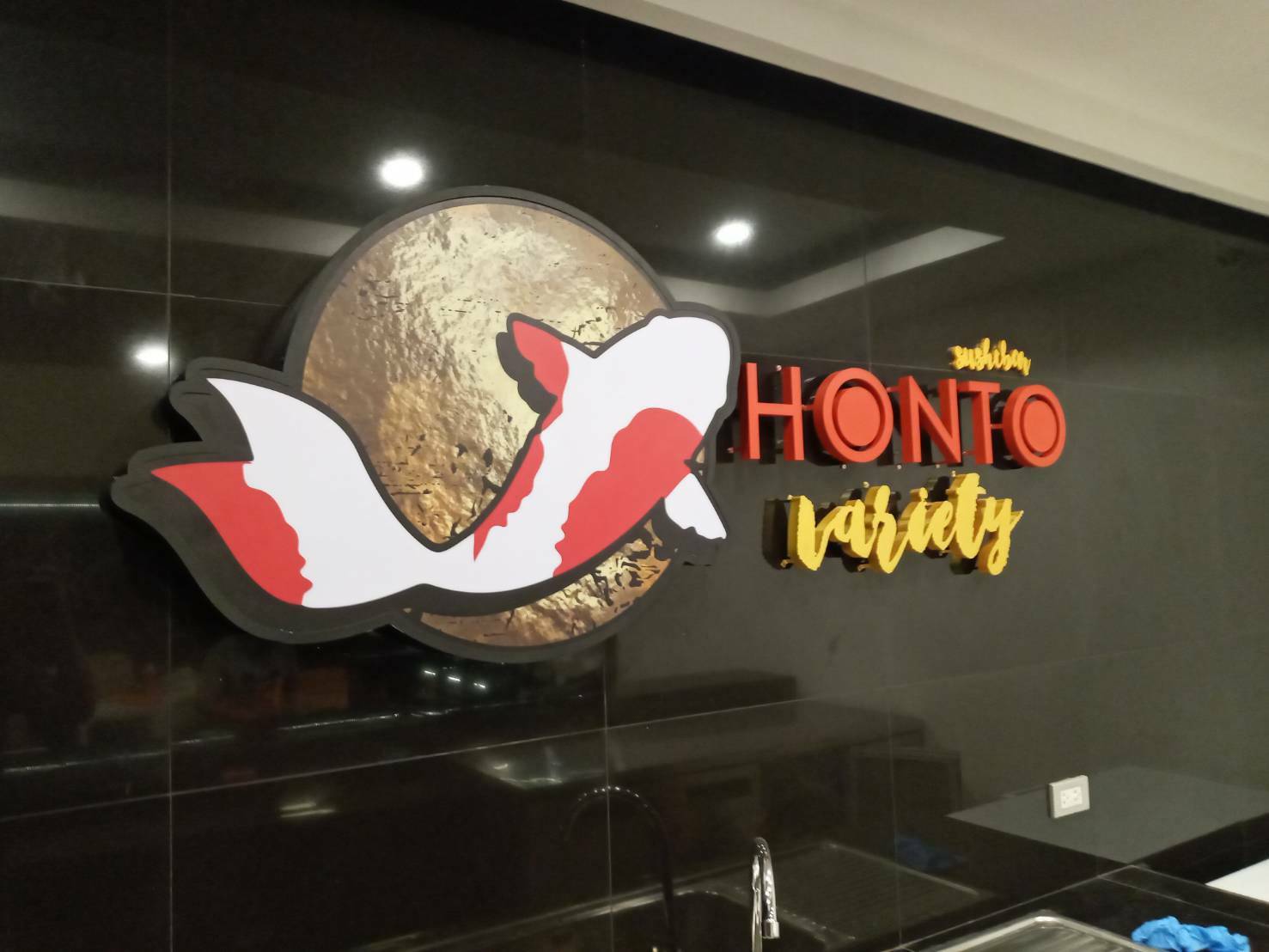 ป้ายร้านอาหาร ตัวอักษรพลาสวู๊ด ติดไฟออกหลัง - HONTO ติดตั้งป้ายโรงพยาบาลกรุงเทพ สนามจันทร์ #ป้ายนครปฐม