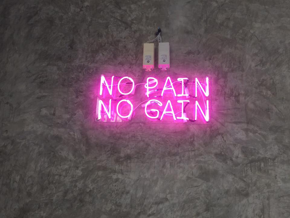 ป้าย #ไฟนีออนดัด NO PAIN NO GAIN #ค่ายมวยลูกคลองตัน