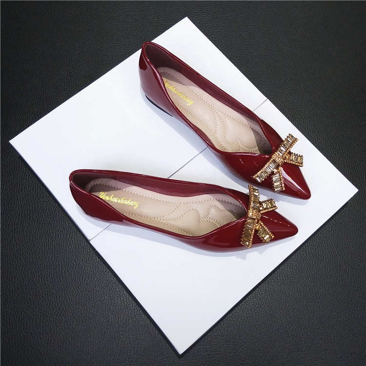 รองเท้าแฟชั่นผู้หญิงส้นเตี้ย ใส่สบาย มีขนาดให้สั่งซื้อ 35 36 37 38 39 40 สนใจทักแชท ฟรีค่าส่ง!