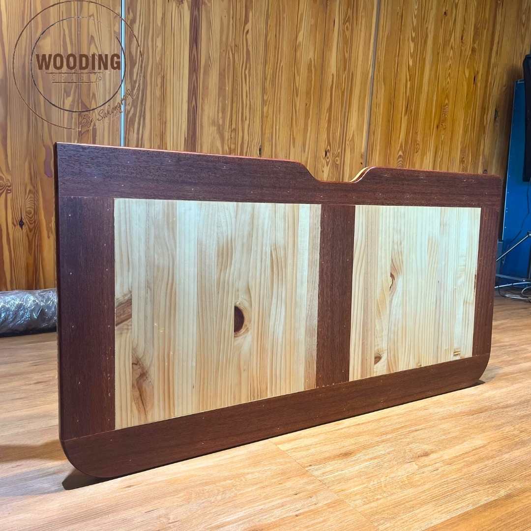 หน้าโต๊ะไม้สนพร้อมฉากเหล็ก