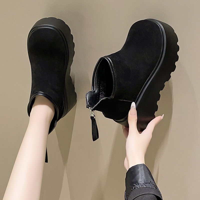รองเท้าผ้าใบเสริมส้นสูง ไซต์35-39 สนใจทักแชท ฟรีค่าส่ง!