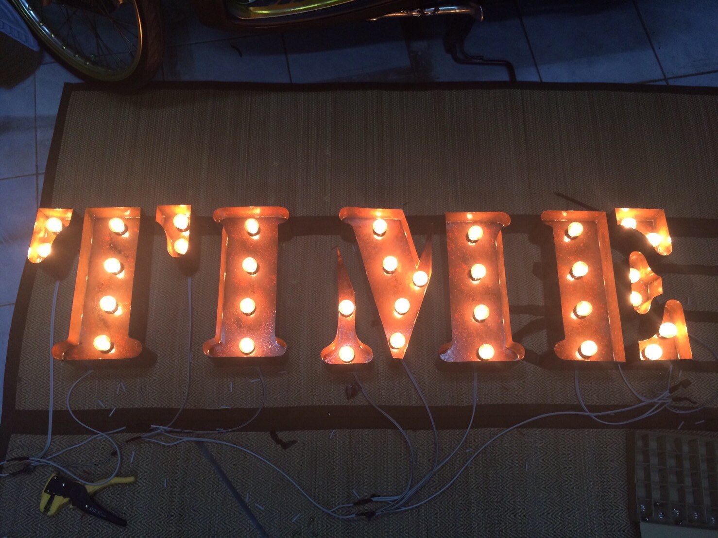 ป้ายตัวอักษร ไฟปิงปอง - T I M E