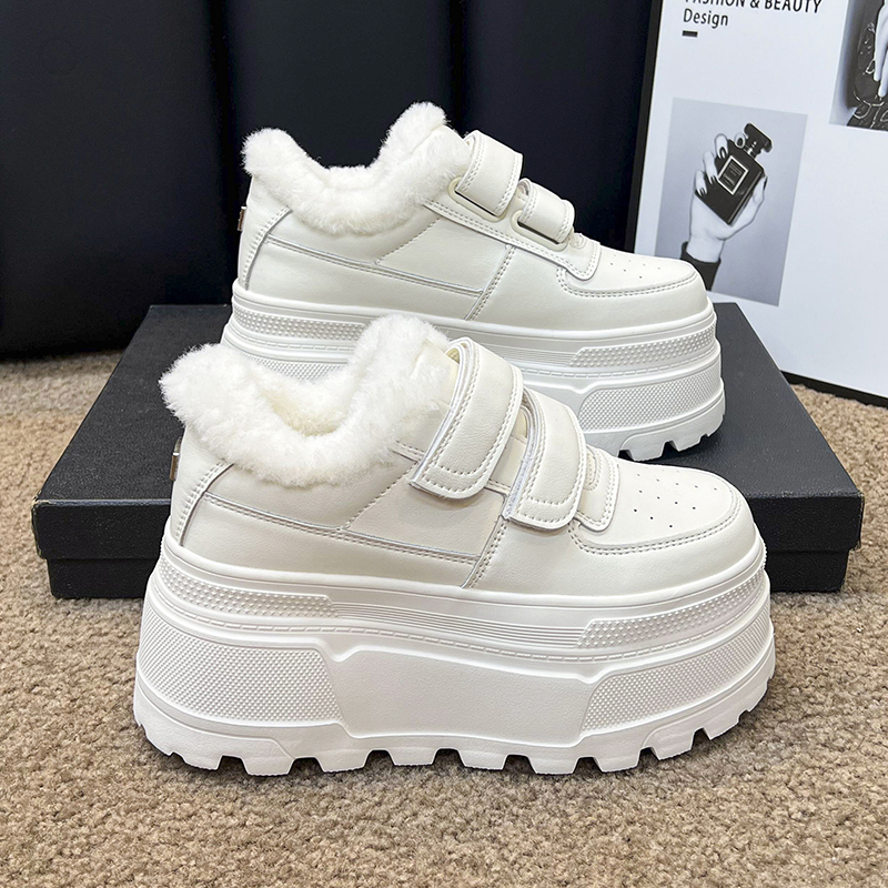 รองเท้าผ้าใบเสริมส้นสูง ไซต์35-39 สนใจทักแชท ฟรีค่าส่ง!