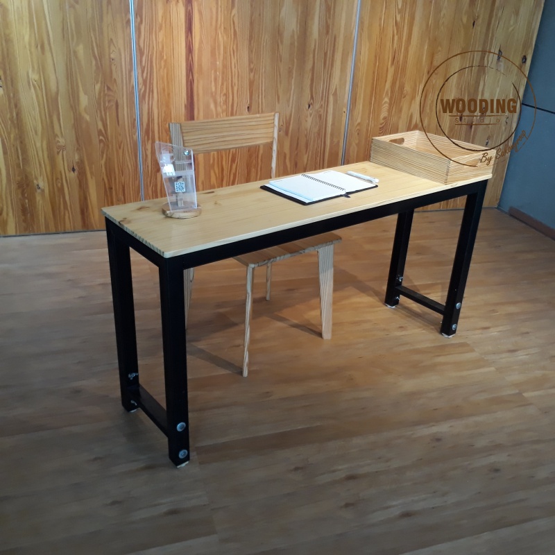 โต๊ะปรับระดับหน้าไม้สนโครงเหล็กสีดำ รูปตัวU (J006)