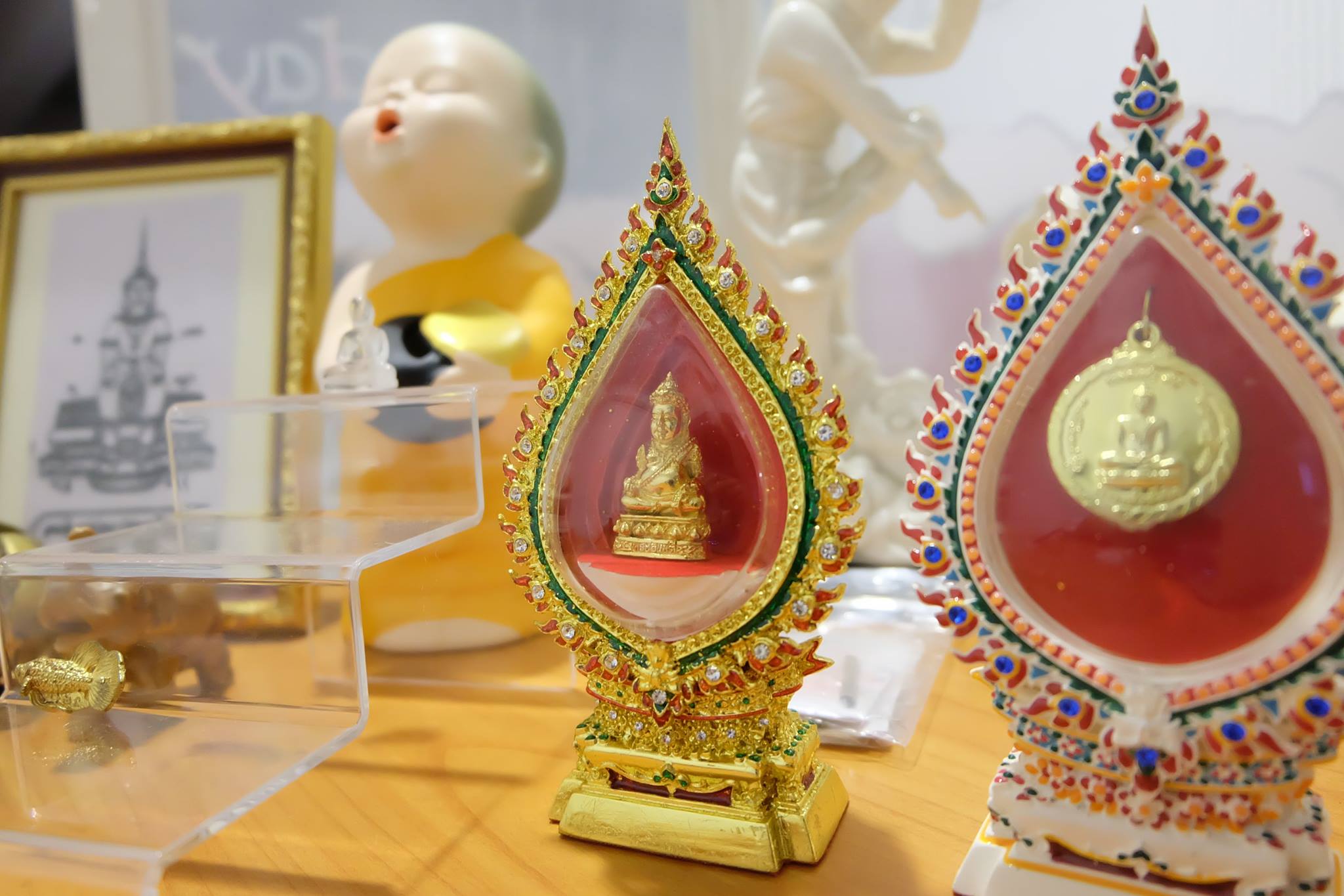 หิ้งพระ ซุ้มบ้วแก้ว สีเหลืองทอง