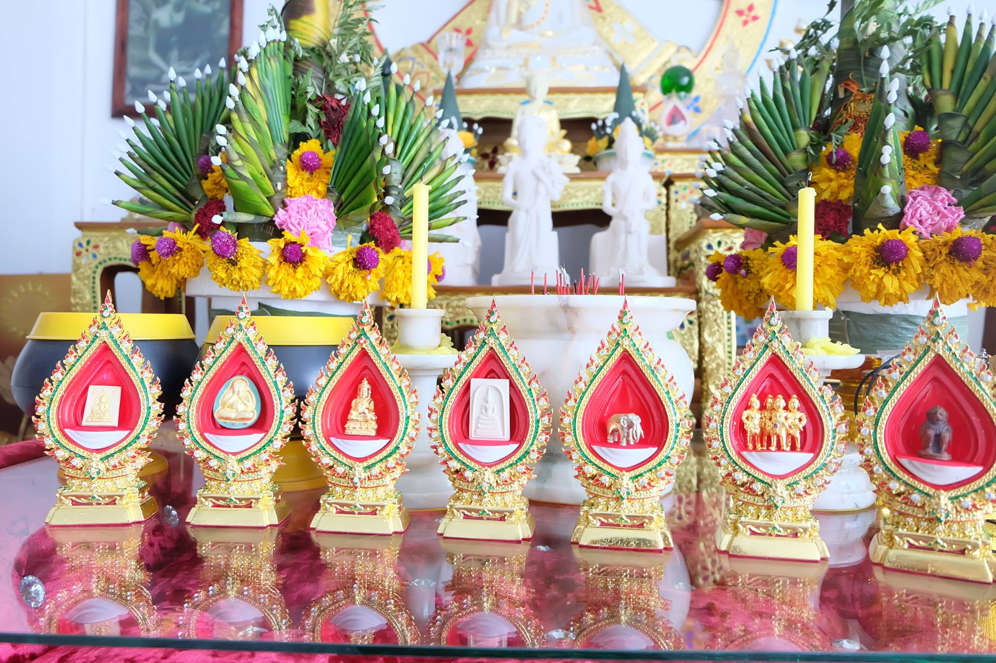หิ้งพระ ซุ้มบ้วแก้ว สีเหลืองทอง