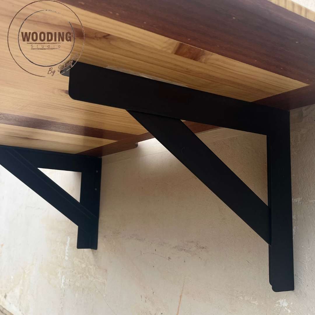 หน้าโต๊ะไม้สนพร้อมฉากเหล็ก