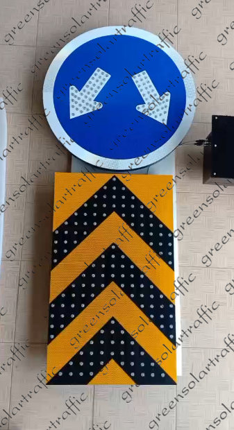 ป้ายเตือนเกาะกลางถนนลูกศรคู่ พลังงานแสงอาทิตย์