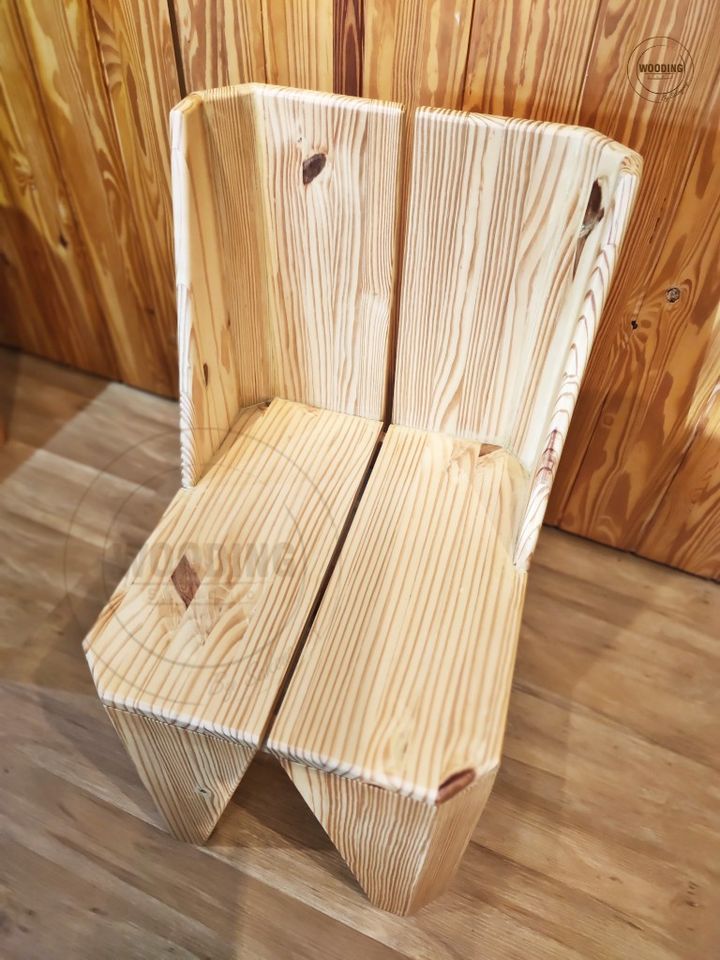 เก้าอี้ไม้สน 8 เหลี่ยม