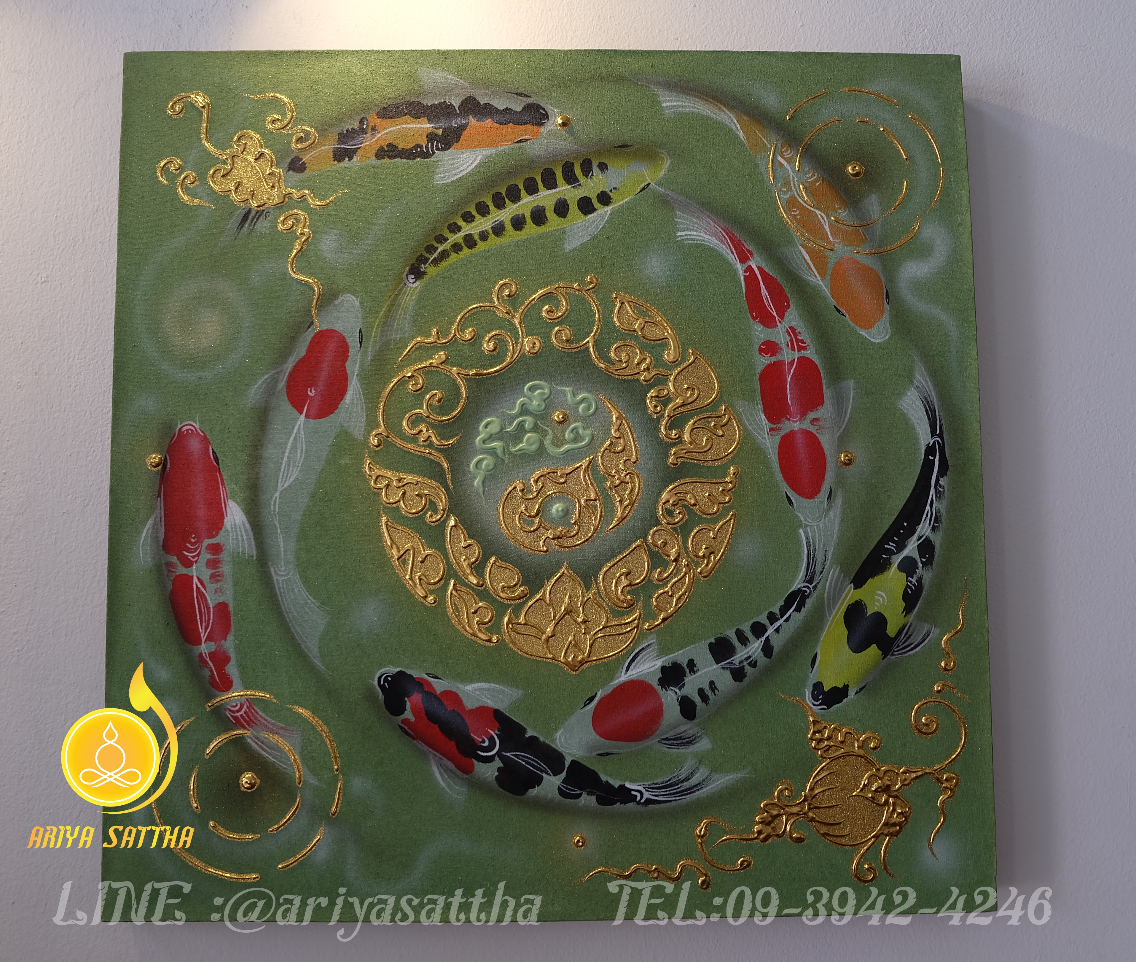 รูปปลาคราฟ ว่ายวน บัวทอง (สุขภาพ เงินทอง ไหลเวียนดี) สีเขียว ภาพมงคล ขนาด 60x60 cm.ตกแต่งบ้าน ของขวัญขึ้นบ้านใหม่ งาน handmade ภาพวาดปิดทองแต่งผนังบ้าน คอนโด