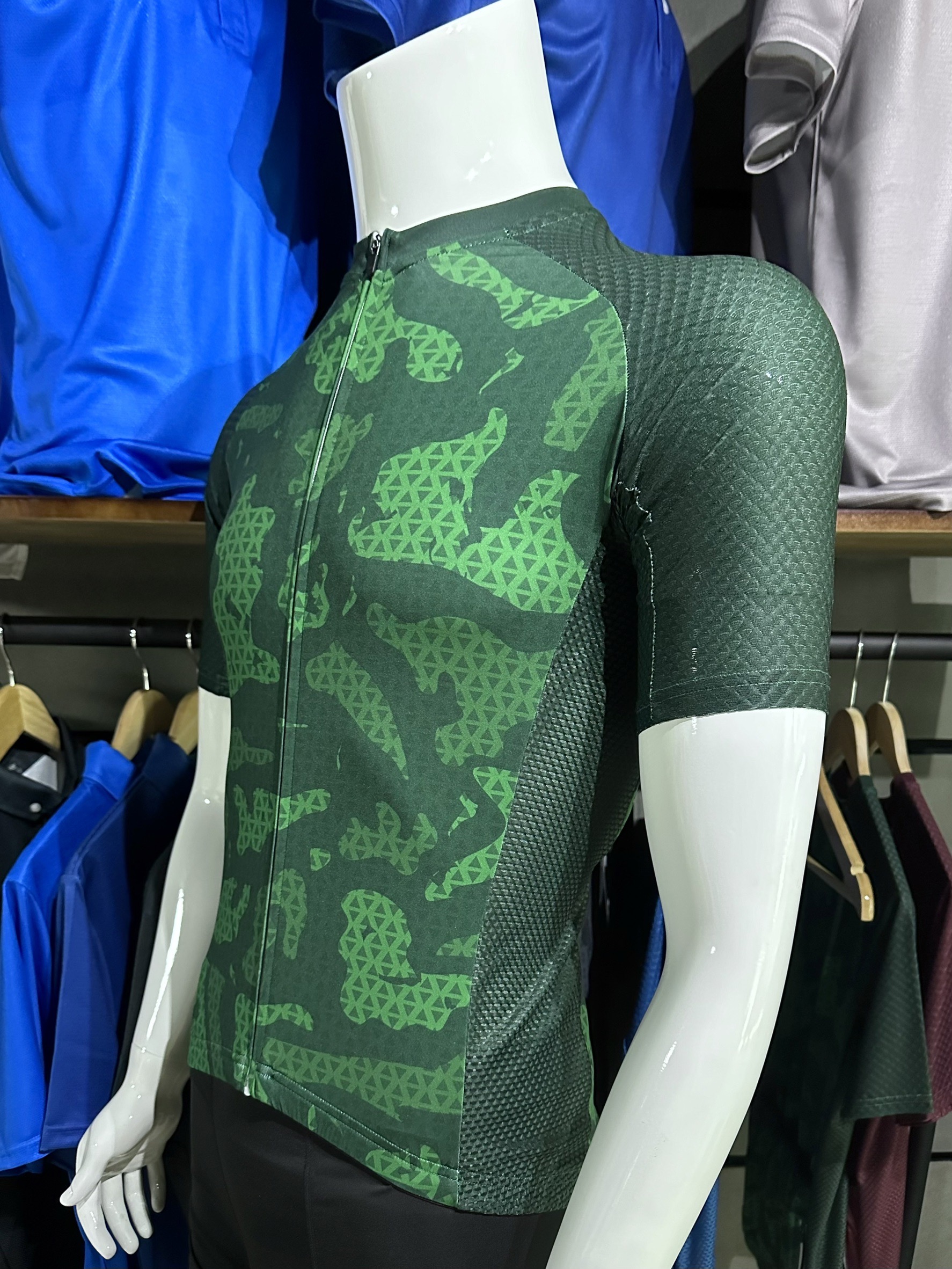 เสื้อปั่นจักรยาน Slim Fit รุ่นสีเขียว