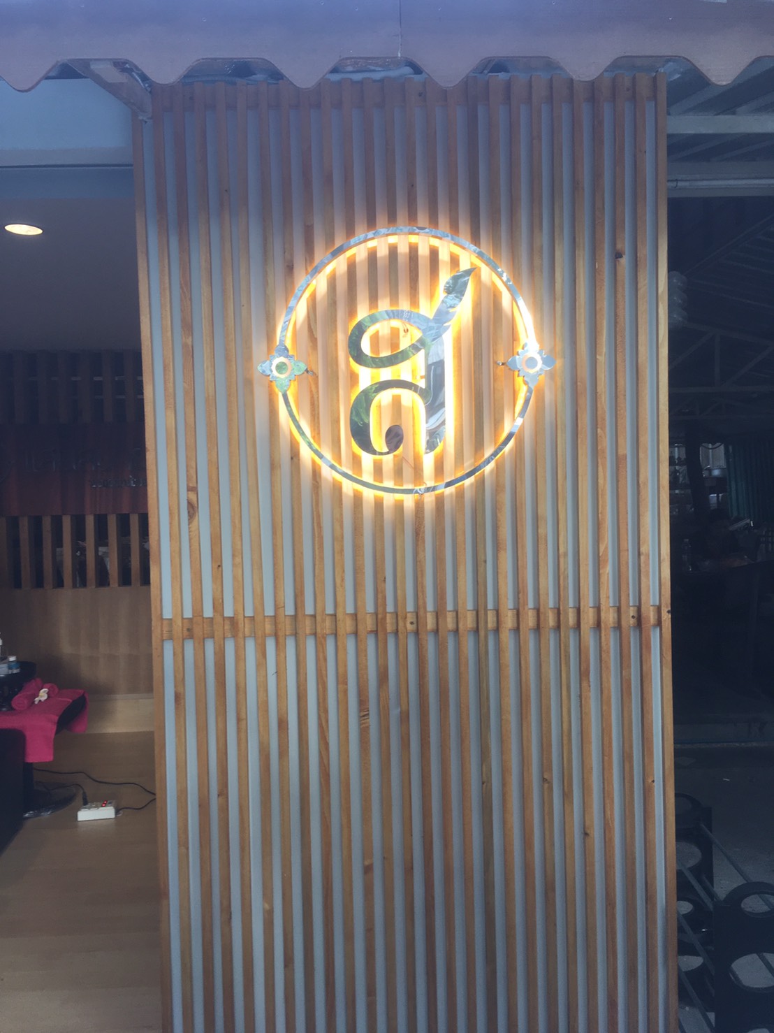 ป้ายโลโก้สแตนเลส ติดไฟออกหลัง ร้านแสนสบาย นวดแผนไทย