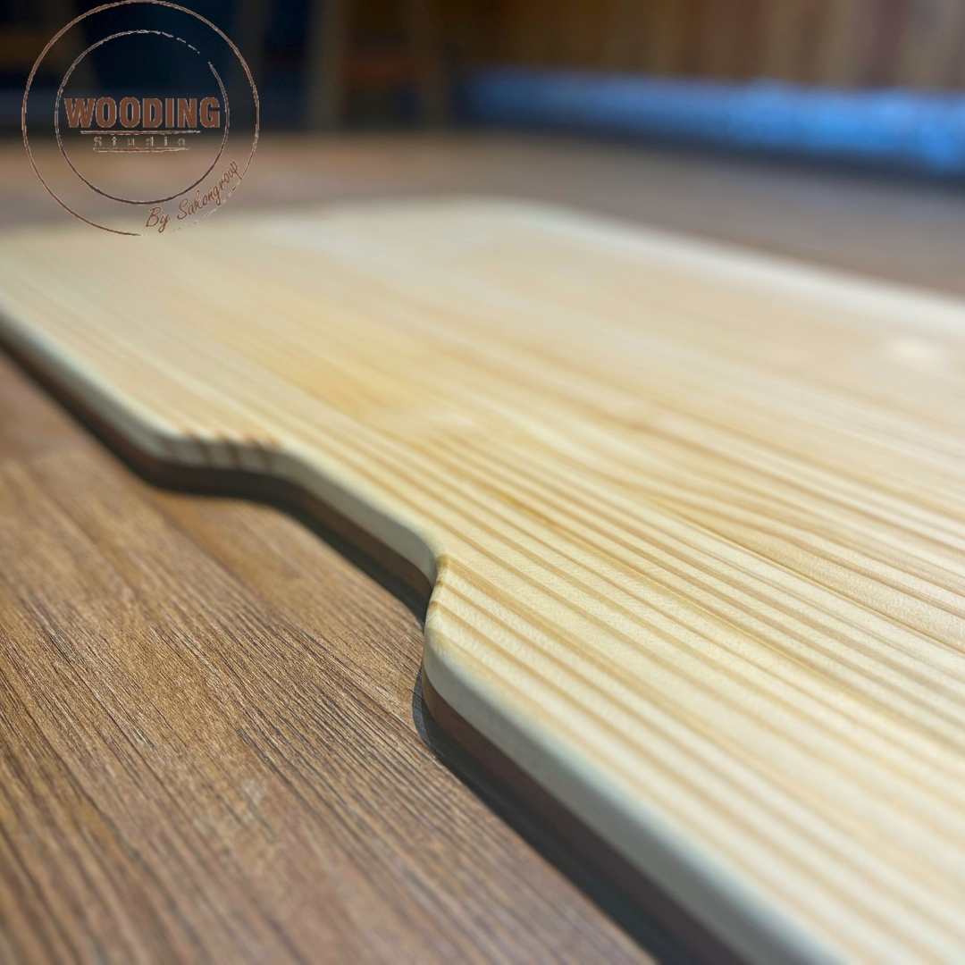 หน้าโต๊ะไม้สนพร้อมฉากเหล็ก