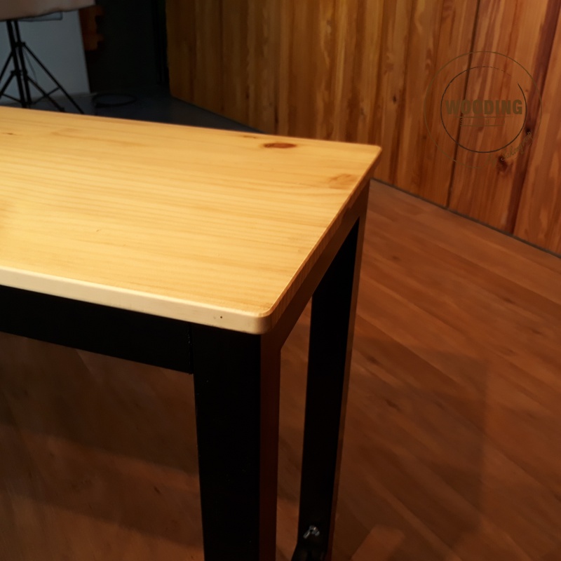 โต๊ะปรับระดับหน้าไม้สนโครงเหล็กสีดำ รูปตัวU (J006)