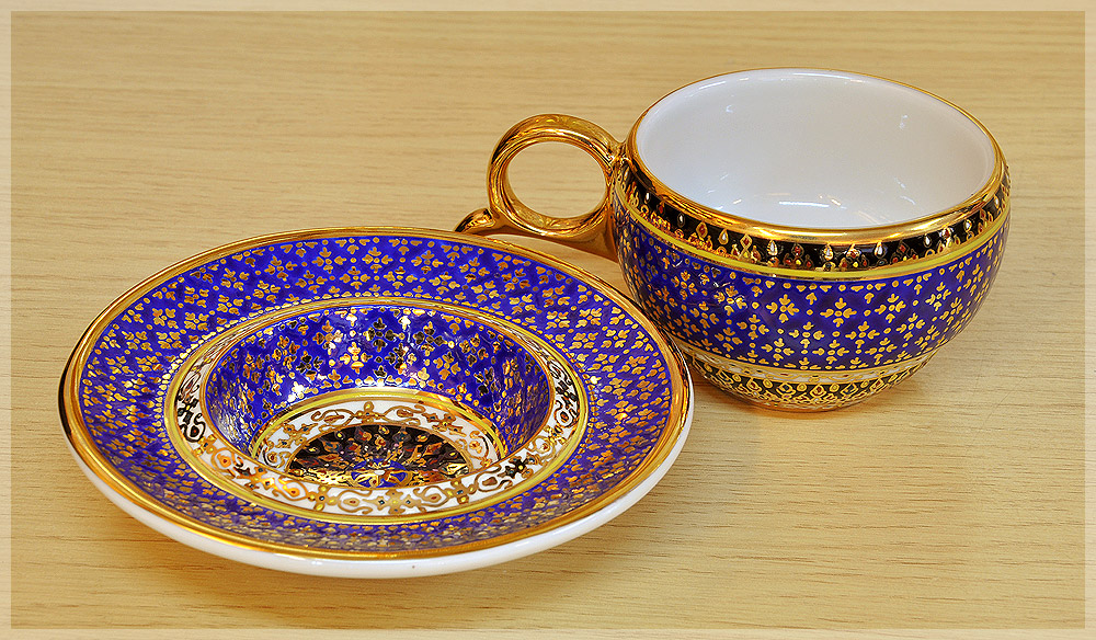 แก้วกาแฟเบญจรงค์ ทรงหูกรรไกร ลายพิกุลทอง ของขวัญ ของฝากที่ระลึก
