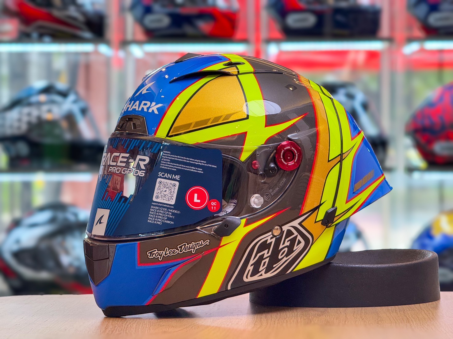 หมวกกันน็อค SHARK HELMETS รุ่น RACE R PRO GP06 - Cam Petersen (AYB)