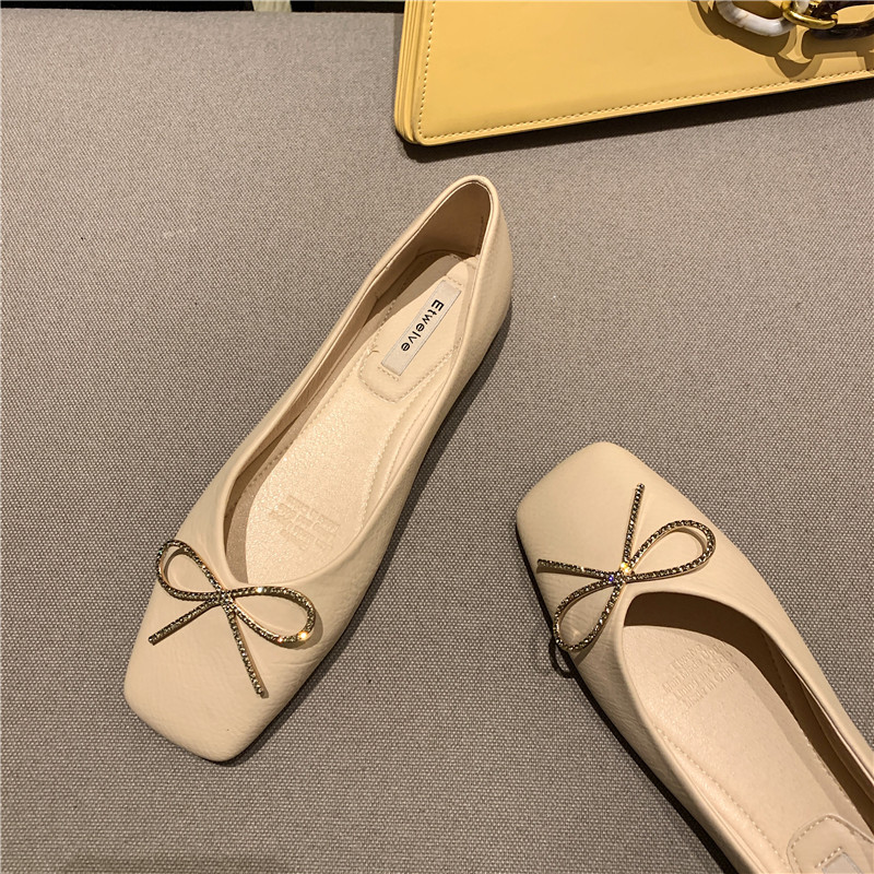 รองเท้าแฟชั่นผู้หญิงส้นเตี้ย ใส่สบาย มีขนาดให้สั่งซื้อ 35 36 37 38 39 40 สนใจทักแชท ฟรีค่าส่ง!