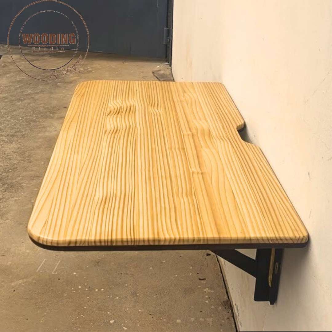 หน้าโต๊ะไม้สนพร้อมฉากเหล็ก