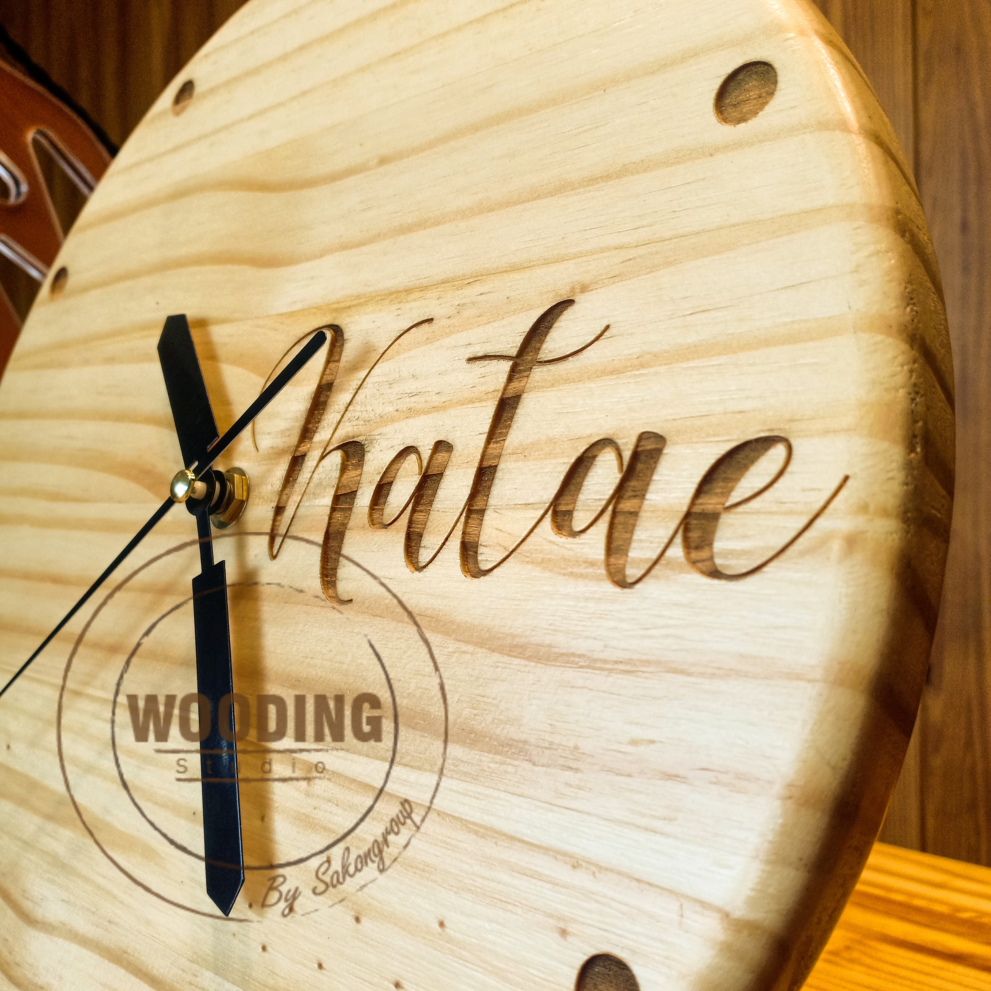 นาฬิกาไม้สนแขวนผนังสลักตัวหนังสือ