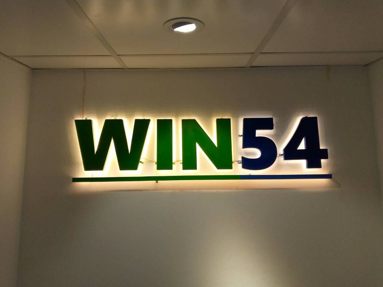 งานติดตั้งป้ายไฟออกหลัง WIN54