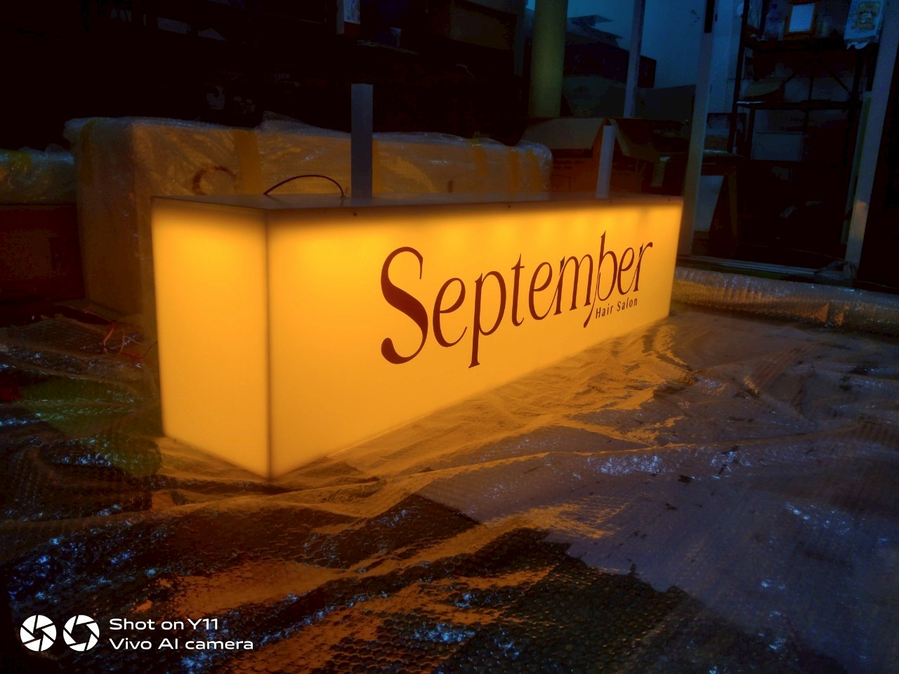 ป้ายกล่องไฟอะคริลิคแสงออกรอบตัว