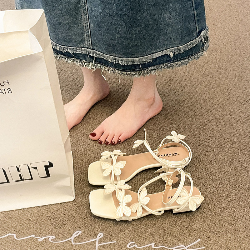 รองเท้าแฟชั่นผู้หญิงส้นเตี้ย ใส่สบาย มีขนาดให้สั่งซื้อ 35 36 37 38 39 40 สนใจทักแชท ฟรีค่าส่ง!