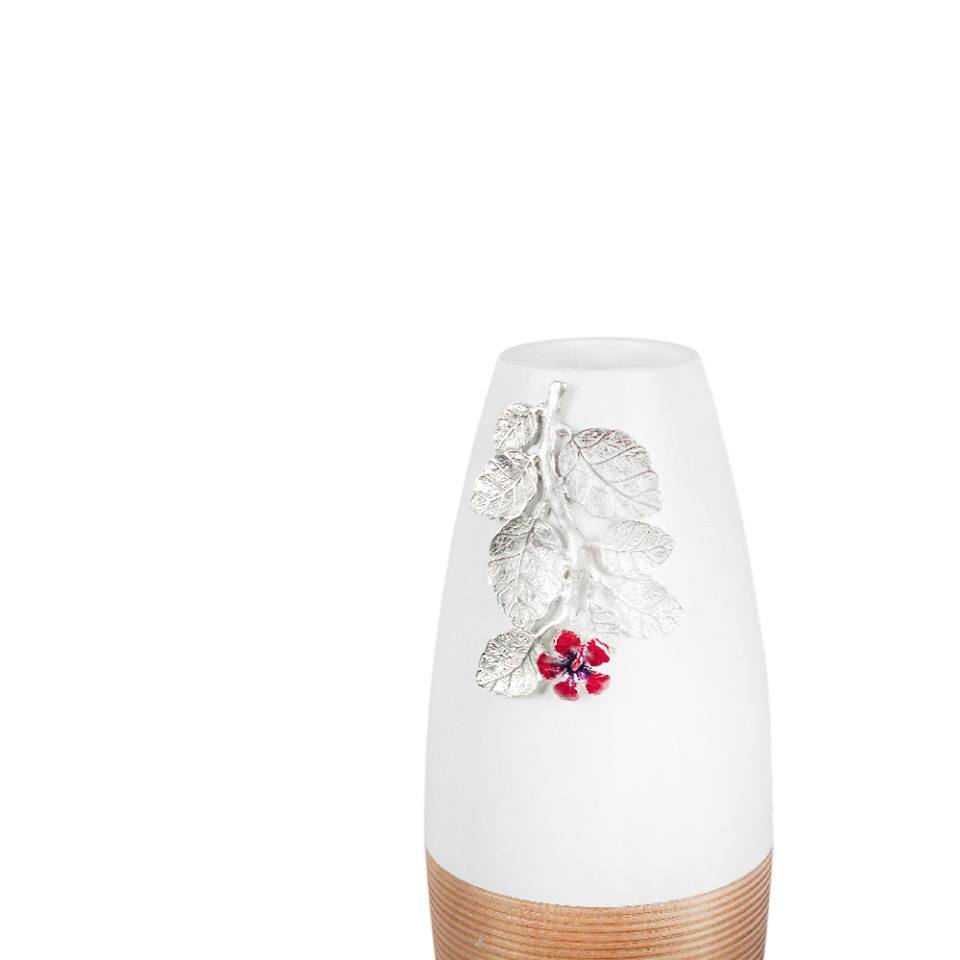 แจกันทรงเลขาคณิต ของขวัญ ของฝากที่ระลึก โดดเด่นด้วยดอกไม้สีแดง