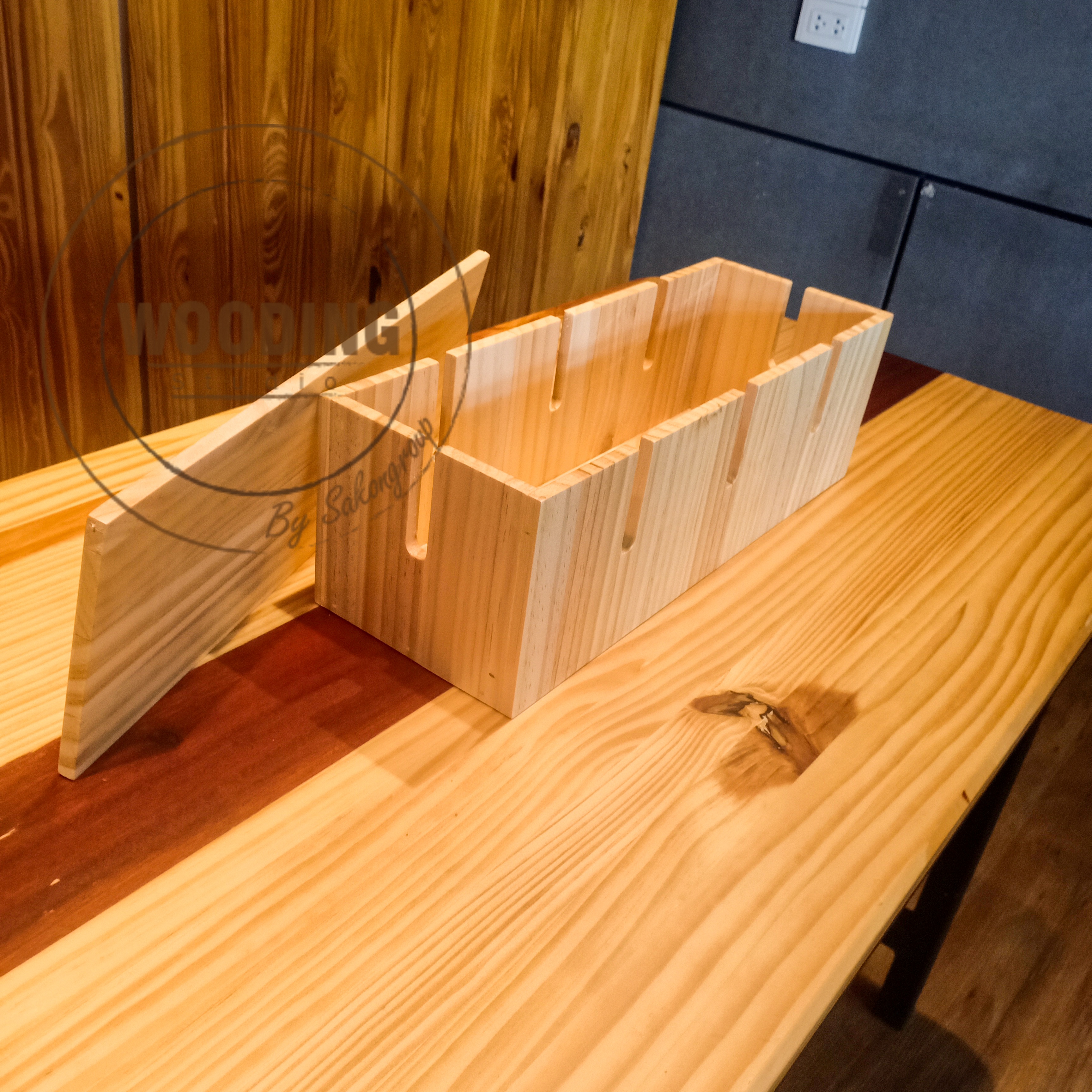 กล่องไม้สนเก็บสายไฟ / Adapter