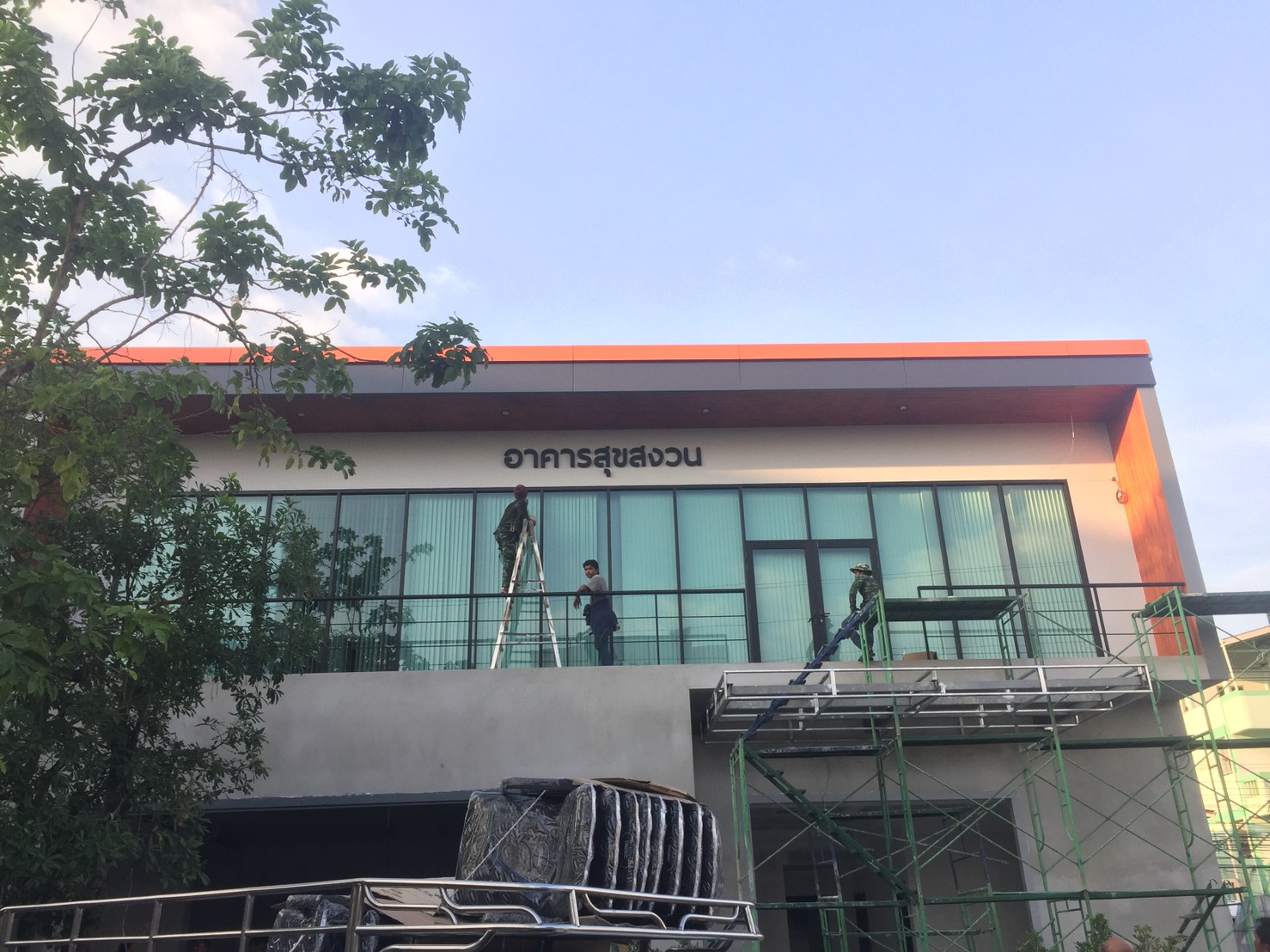 งานอักษรสแตนเลส ยกขอบพ่นสีดำ ติดตั้งคลองหลวง จังหวัดปทุมธานี #อาคารสุขสงวน