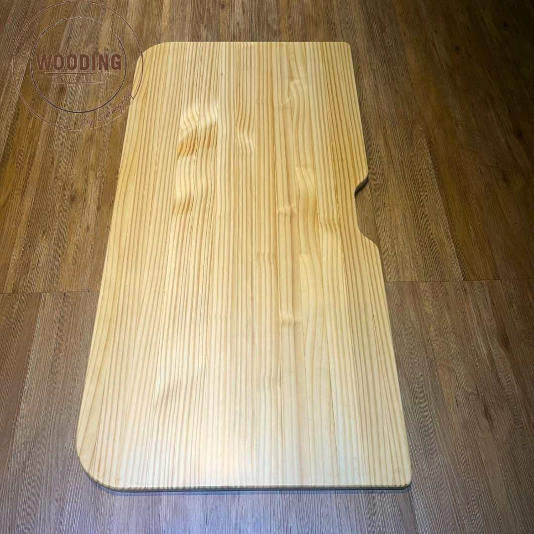 หน้าโต๊ะไม้สนพร้อมฉากเหล็ก