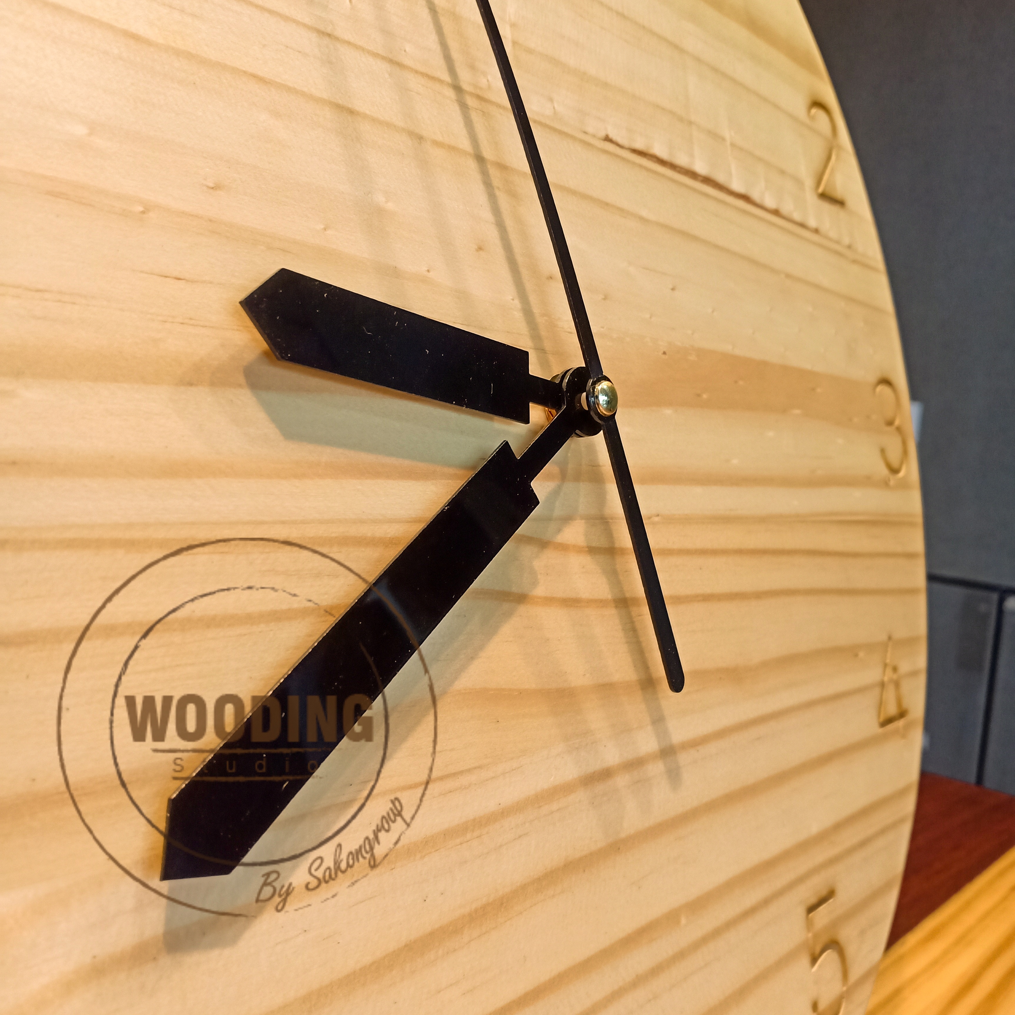 นาฬิกาไม้สนขนาด 40X40 ซม.