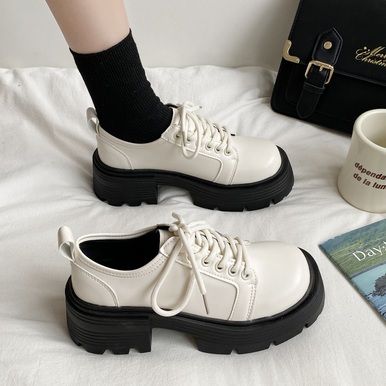 รองเท้าแฟชั่นผู้หญิงส้นเตี้ย ใส่สบาย มีขนาดให้สั่งซื้อ 35 36 37 38 39 40 สนใจทักแชท ฟรีค่าส่ง!