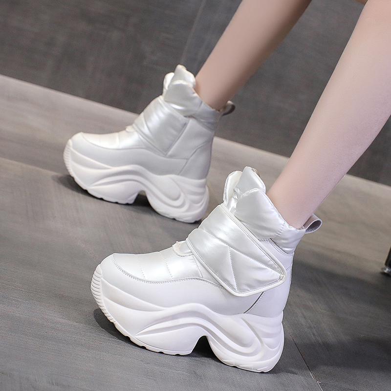 รองเท้าผ้าใบเสริมส้นสูง ไซต์35-39 สนใจทักแชท ฟรีค่าส่ง!