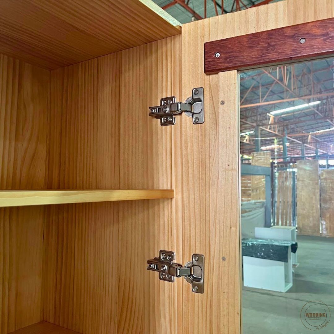 ตู้กระจกไม้สน