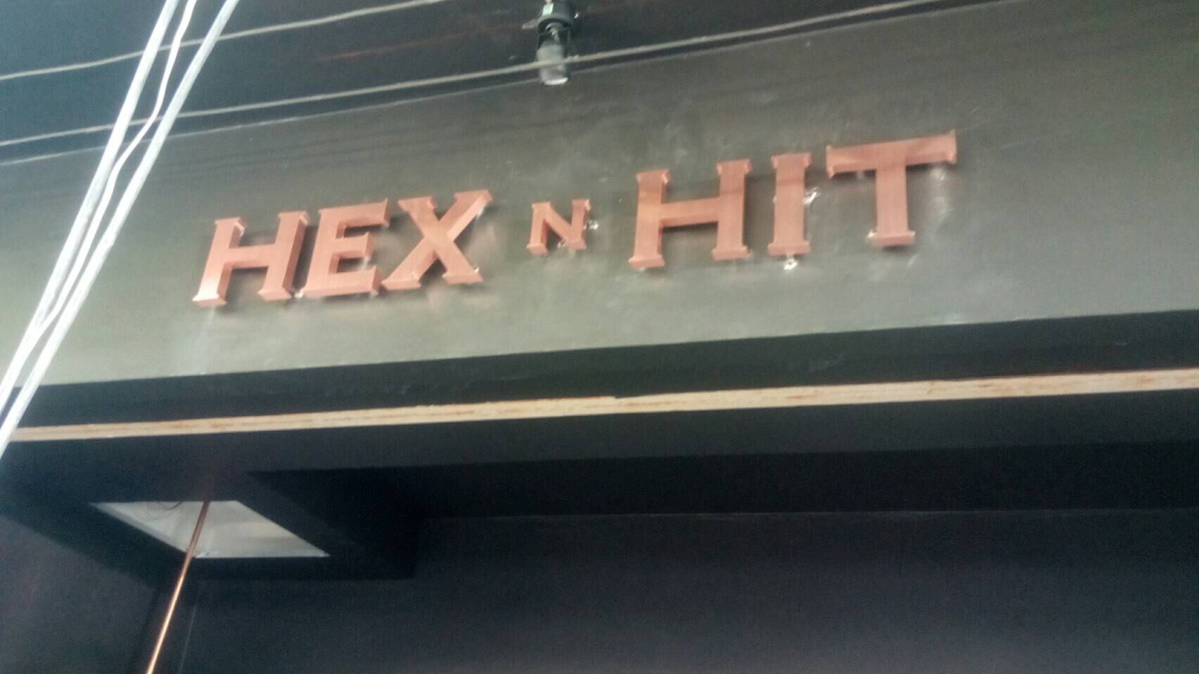 ﻿ตัวอักษรสแตนเลสหน้าทองแดง - ร้าน Hex n Hit วงเวียนใหญ่
